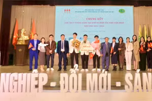 Ban tổ chức trao giải Nhất cho đội thi đến từ Khoa Công nghệ thông tin với ý tưởng “Ứng dụng công nghệ số trong trải nghiệm lịch sử”.