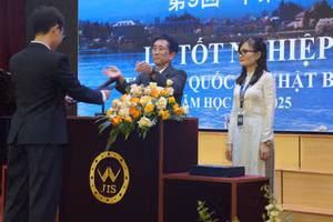 Ông Yamamoto Noriyuki - Hiệu trưởng Trường Quốc tế Nhật Bản đã trao bằng tận tay cho từng học sinh với sự trân trọng và nâng niu.