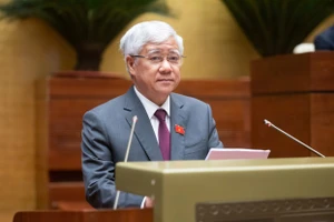 Chủ tịch Ủy ban Trung ương Mặt trận Tổ quốc Việt Nam Đỗ Văn Chiến trình bày Báo cáo tổng hợp ý kiến, kiến nghị của cử tri và Nhân dân gửi đến Kỳ họp thứ 9, Quốc hội khóa XV.