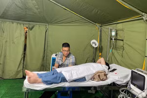 Bệnh nhân được theo dõi tại lều y tế dã chiến số 1.