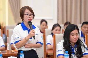 Cô giáo Nguyễn Thị Mến chia sẻ tại Chương trình “Chia sẻ cùng thầy cô 2025” - chiều 13/11 do Bộ GD&ĐT phối hợp với Hội Liên hiệp Thanh niên Việt Nam tổ chức. Ảnh: Dương Triều.