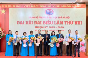 Ban chấp hành Đảng bộ Trường ĐH Mở Hà Nội nhiệm kỳ 2025-2030 ra mắt Đại hội.