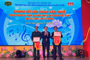 GS.TS Nguyễn Công nghiệp chúc mừng các đội thi văn nghệ đoạt giải nhất.