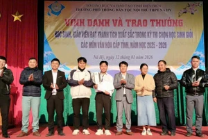 Các thầy, cô giáo và các mạnh thường quân trao tiền thưởng cho học sinh Thào Gia Sa Gia.
