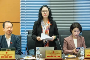 GS.TS Nguyễn Thị Lan (ĐBQH Đoàn TP Hà Nội), Giám đốc Học viện Nông nghiệp Việt Nam thảo luận tại tổ.