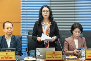 GS.TS Nguyễn Thị Lan (ĐBQH Đoàn TP Hà Nội), Giám đốc Học viện Nông nghiệp Việt Nam thảo luận tại tổ.