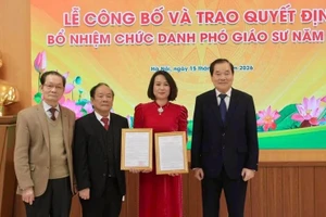 Bà Thái Vân Hà - ngành Kinh tế, Trường ĐH Kinh doanh và Công nghệ Hà Nội được trao quyết định bổ nhiệm Phó Giáo sư.