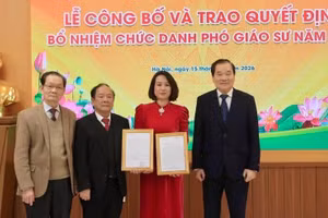 Bà Thái Vân Hà - ngành Kinh tế, Trường ĐH Kinh doanh và Công nghệ Hà Nội được trao quyết định bổ nhiệm Phó Giáo sư.