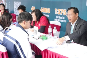 TS Nguyễn Văn Bình - Phó Giám đốc Học viện Tài chính tư vấn tuyển sinh, hướng nghiệp cho học sinh.