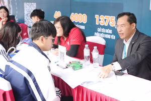 TS Nguyễn Văn Bình - Phó Giám đốc Học viện Tài chính tư vấn tuyển sinh, hướng nghiệp cho học sinh.