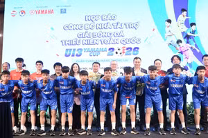 Ban tổ chức, đại biểu và các cầu thủ nhí tham dự giải chụp ảnh lưu niệm. 