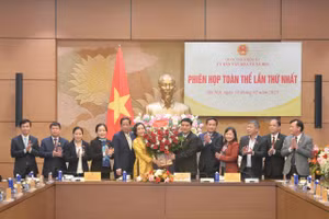 Phó Chủ tịch Quốc hội Nguyễn Thị Thanh chúc mừng Chủ nhiệm, các Phó Chủ nhiệm Ủy ban Văn hóa và Xã hội.