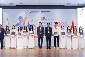 Nguyễn Ngọc Huyền và nhiều sinh viên vinh dự được nhận học bổng doanh nghiệp.