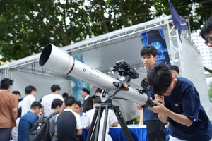 Sinh viên Trường ĐH Công nghệ (ĐH Quốc gia Hà Nội) trải nghiệm công nghệ AI. Ảnh: UET.