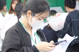 Sinh viên Học viện Nông nghiệp Việt Nam tham gia Ngày hội việc làm và kết nối doanh nghiệp năm 2025.