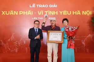 Nhạc sĩ Trần Tiến nhận Giải thưởng Lớn tại Lễ trao giải Bùi Xuân Phái