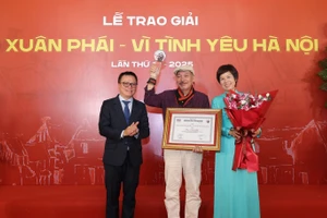 Nhạc sĩ Trần Tiến nhận Giải thưởng Lớn tại Lễ trao giải Bùi Xuân Phái