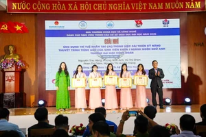 Nhóm sinh viên Khoa Ngoại ngữ của Trường ĐH Công đoàn nhận Giải Nhì tại Giải thưởng Khoa học và Công nghệ dành cho sinh viên trong các cơ sở giáo dục đại học năm 2025.