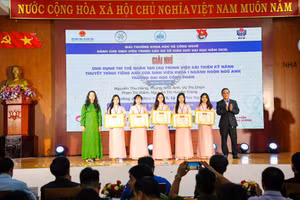 Nhóm sinh viên Khoa Ngoại ngữ của Trường ĐH Công đoàn nhận Giải Nhì tại Giải thưởng Khoa học và Công nghệ dành cho sinh viên trong các cơ sở giáo dục đại học năm 2025.