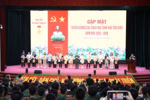 Những học sinh xuất sắc, giỏi được tuyên dương, khen thưởng.