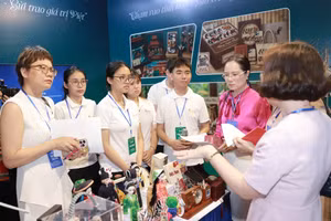 Gian trưng bày của Trường ĐH Sư phạm Nghệ thuật Trung ương tại Ngày hội.