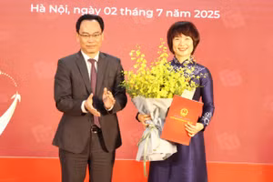 Thứ trưởng Bộ GD&ĐT Hoàng Minh Sơn trao Quyết định công nhận Hiệu trưởng Trường Đại học Ngoại thương nhiệm kỳ 2020 – 2025 với PGS.TS Phạm Thu Hương.
