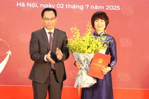 Thứ trưởng Bộ GD&ĐT Hoàng Minh Sơn trao Quyết định công nhận Hiệu trưởng Trường Đại học Ngoại thương nhiệm kỳ 2020 – 2025 với PGS.TS Phạm Thu Hương.
