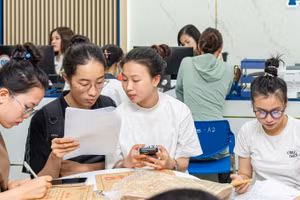 Phụ huynh, thí sinh tìm hiểu về Trường ĐH Phenikaa .