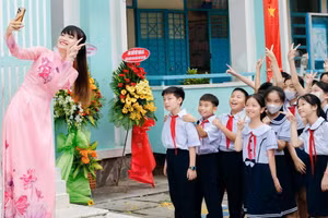 Cô - trò Trường tiểu học Trần Quang Cơ (Quận 12, TP Hồ Chí Minh).