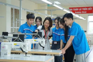 Sinh viên Trường Đại học Công nghiệp và Thương mại Hà Nội trong giờ thực hành.
