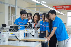 Sinh viên Trường Đại học Công nghiệp và Thương mại Hà Nội trong giờ thực hành.