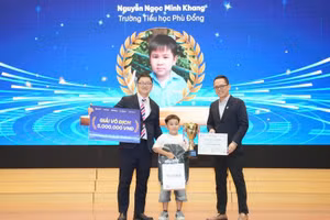 Ban tổ chức trao giải Vô địch cho thí sinh Nguyễn Ngọc Minh Khang.