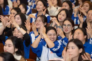 Sinh viên Trường Cao đẳng Sư phạm Trung ương hào hứng với nội dung của Tọa đàm.