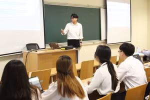 Sinh viên ĐH Kinh tế quốc dân thuyết trình kết quả thực tập.