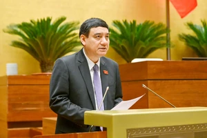 Ông Nguyễn Đắc Vinh – Chủ nhiệm Ủy ban Văn hóa và Xã hội của Quốc hội trình bày báo cáo trước Quốc hội sáng 22/10. Ảnh: Thủy Nguyên.