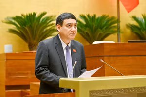 Ông Nguyễn Đắc Vinh – Chủ nhiệm Ủy ban Văn hóa và Xã hội của Quốc hội trình bày báo cáo trước Quốc hội sáng 22/10. Ảnh: Thủy Nguyên.