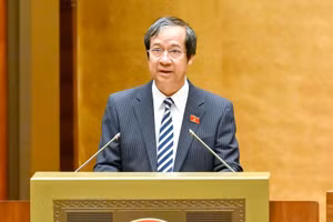 Bộ trưởng Nguyễn Kim Sơn báo cáo trước Quốc hội - sáng 22/10.