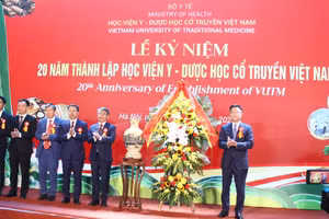 Phó Thủ tướng Lê Thành Long (ngoài cùng bên phải) chúc mừng và biểu dương những thành tích xuất sắc mà các thế hệ thầy và trò của Học viện Y-Dược học cổ truyền Việt Nam đã đạt được.