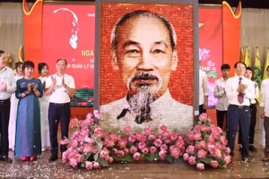 Nghi thức khai quang bức tranh kính chân dung Bác Hồ ghép từ hoa sen.