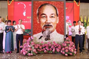 Nghi thức khai quang bức tranh kính chân dung Bác Hồ ghép từ hoa sen.