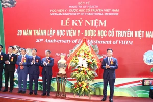 Phó Thủ tướng Lê Thành Long (ngoài cùng bên phải) chúc mừng và biểu dương những thành tích xuất sắc mà các thế hệ thầy và trò của Học viện Y-Dược học cổ truyền Việt Nam đã đạt được.