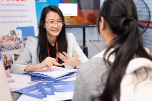 Sinh viên Trường ĐH Thăng Long trực tiếp tiếp cận với doanh nghiệp để tìm kiếm cơ hội việc làm.