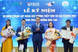 Dịp này, nhiều cán bộ, viên chức Khoa Khí tượng Thủy văn và Hải dương học được vinh danh khen thưởng.