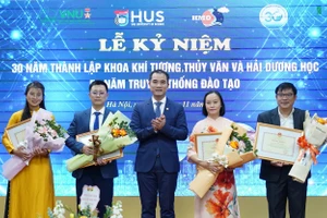 Dịp này, nhiều cán bộ, viên chức Khoa Khí tượng Thủy văn và Hải dương học được vinh danh khen thưởng.