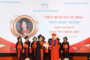 PGS.TS Trần Quang Tiến - Giám đốc Học viện Phụ nữ Việt Nam trao bằng tốt nghiệp cho các học viên, sinh viên.