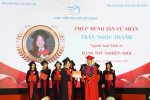 PGS.TS Trần Quang Tiến - Giám đốc Học viện Phụ nữ Việt Nam trao bằng tốt nghiệp cho các học viên, sinh viên.