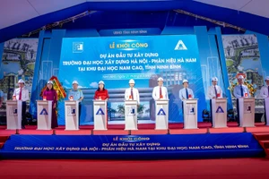 Các đại biểu bấm nút khởi công xây dựng Trường ĐH xây dựng Hà Nội-Phân hiệu Hà Nam tại Khu Đại học Nam Cao.