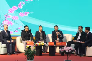 PGS. TS Trần Văn Quang, Trưởng khoa Nông học, Học viện Nông nghiệp Việt Nam cùng các chuyên gia, đại diện doanh nghiệp chia sẻ tại Tọa đàm.