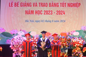 GS Lê Ngọc Thành - Hiệu trưởng Trường ĐH Y dược (ĐH Quốc gia Hà Nội) trao bằng cho tân thạc sĩ.
