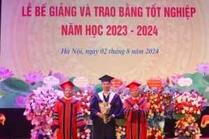 GS Lê Ngọc Thành - Hiệu trưởng Trường ĐH Y dược (ĐH Quốc gia Hà Nội) trao bằng cho tân thạc sĩ.